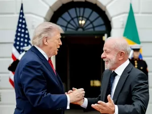 Lula diz ter combinado com Trump criação de grupo para acabar com tarifaço… - Veja mais em https://noticias.uol.com.br/internacional/ultimas-noticias/2026/05/07/lula-reuniao-trump-entrevista.htm?cmpid=copiaecola