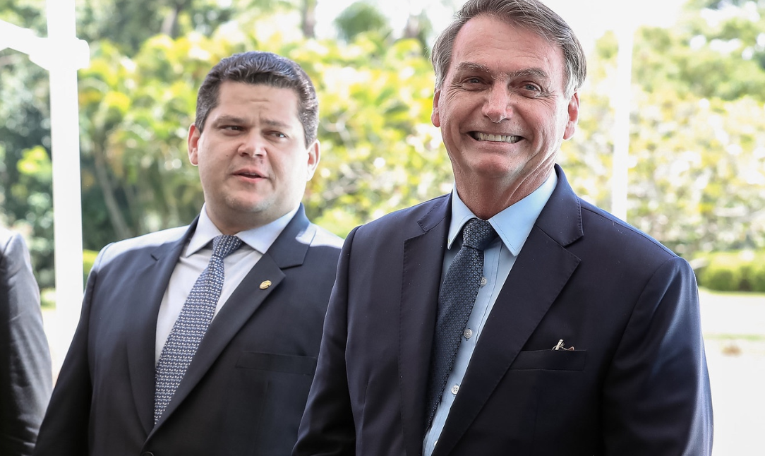 Alcolumbre promulga PL da Dosimetria, que reduz pena de Bolsonaro...  Leia mais no texto original: (https://www.poder360.com.br/poder-congresso/alcolumbre-promulga-pl-da-dosimetria-que-reduz-pena-de-bolsonaro/) © 2026 Todos os direitos são reservados ao P