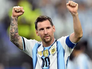 Messi supera pênalti perdido, quebra recorde de gols e classifica a Argentina